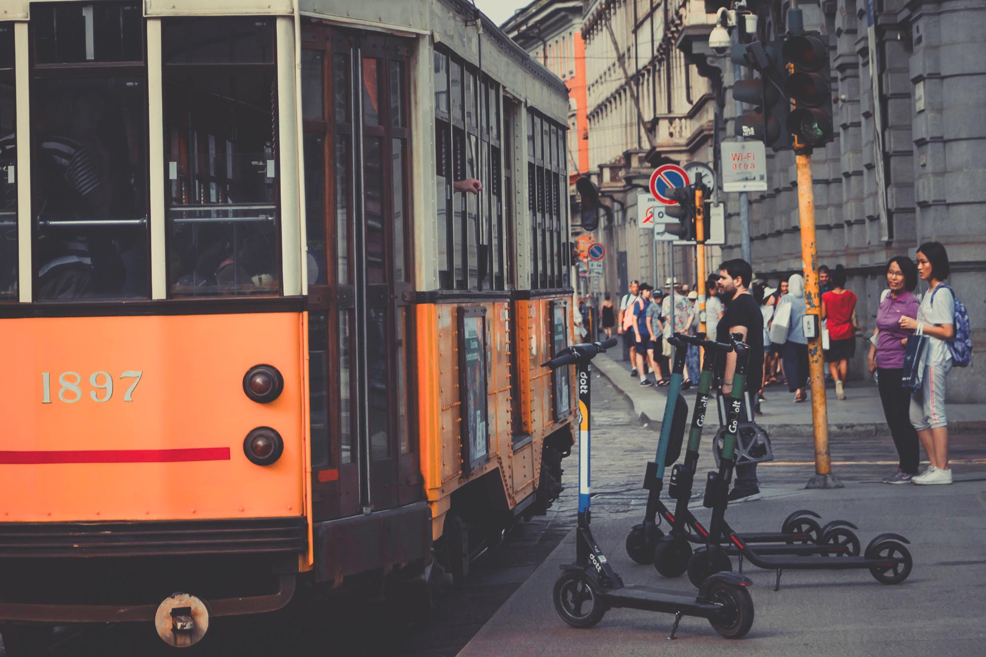 Milano tram ragazzi